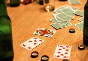 Truco no almoço de Natal termina em briga e homem esfaqueado