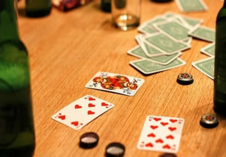 Truco no almoço de Natal termina em briga e homem esfaqueado