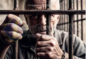 Homem é preso após tentar matar esposa com golpes de faca o casal consumia bebidas alcoólicas com outras pessoas, autor atacou a mulher com uma faca de cozinha