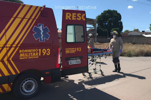 Motociclista sofre fratura exposta em acidente com carro