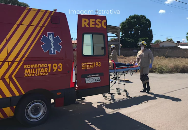Motociclista sofre fratura exposta em acidente com carro