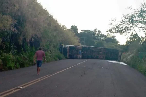 Carreteiro de MS morre prensado em acidente no RS