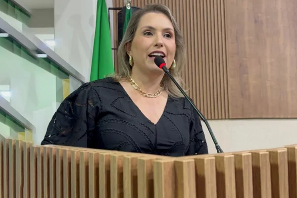 ‘Lugar de mulher é onde ela quiser’, diz Débora Queiroz em primeiro discurso