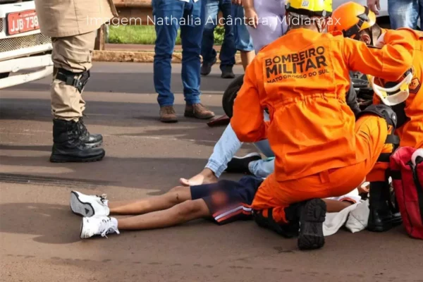 Mãe e criança vão parar embaixo de caminhão após moto bater em carro