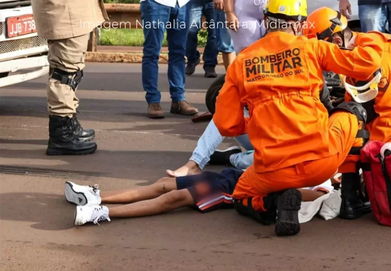 Mãe e criança vão parar embaixo de caminhão após moto bater em carro