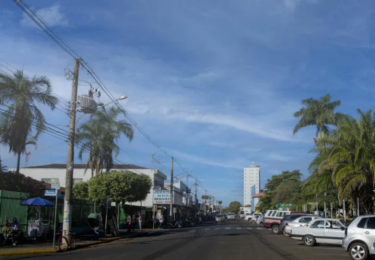 Previsão do tempo varia entre sol e chuva nesta semana