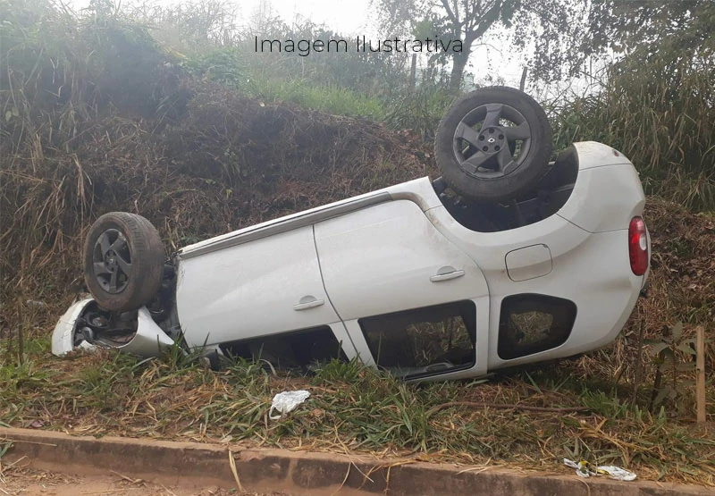 Motorista bate Renault Duster em Pá Carregadeira e capota na MS-497