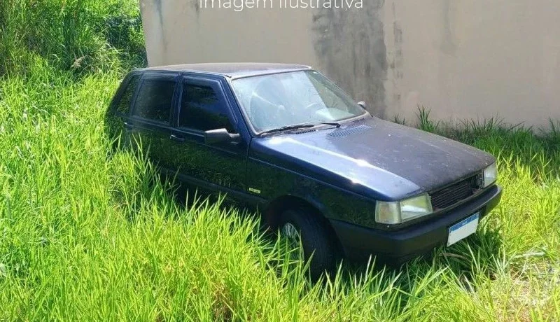 Motorista tenta atropelar família e ameaça com tiros em Paranaíba