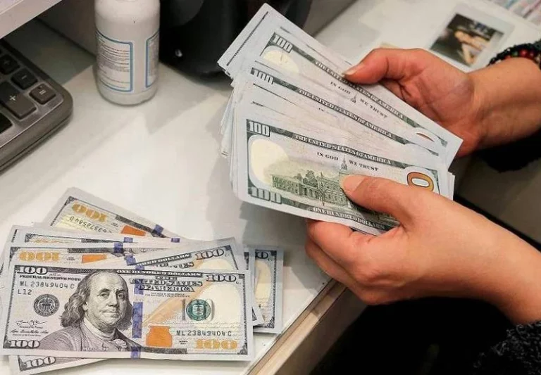 Dólar cai mais de 1% e Bolsa oscila com tarifaço de Trump