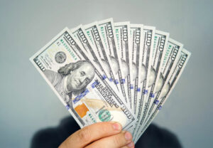 Entenda por que o dólar disparou um dia após despencar