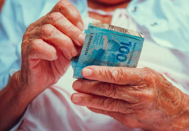 INSS começa a pagar 13° salário de aposentados e pensionistas