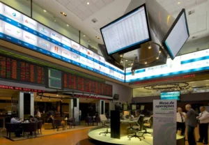 Tensão entre EUA-China derruba bolsa e faz dólar recuar