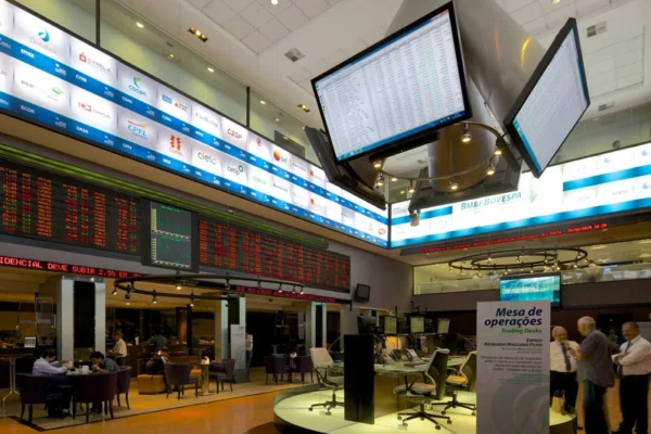 Tensão entre EUA-China derruba bolsa e faz dólar recuar
