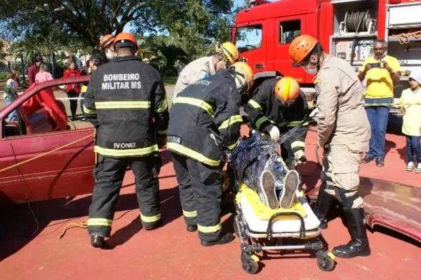 Acidentes entre carros e motos em Paranaíba deixam mulheres feridas
