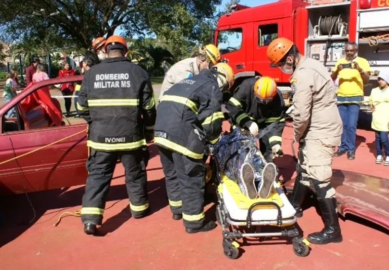 Acidentes entre carros e motos em Paranaíba deixam mulheres feridas
