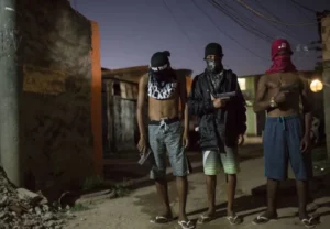 Câmara dos Deputados aprova urgência de projeto que inclui milícias e facções na Lei Antiterrorismo