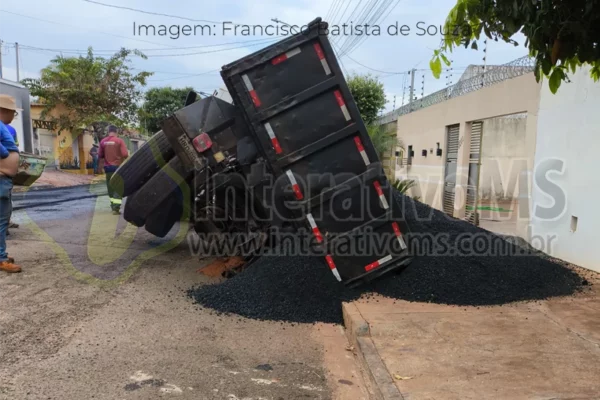Caminhão com massa asfáltica tomba no Redentora em Paranaíba