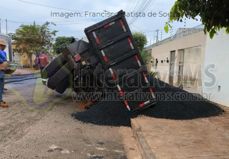 Caminhão com massa asfáltica tomba no Redentora em Paranaíba
