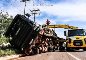 Desnível em rodovia acaba com tombamento de carreta carregada com algodão