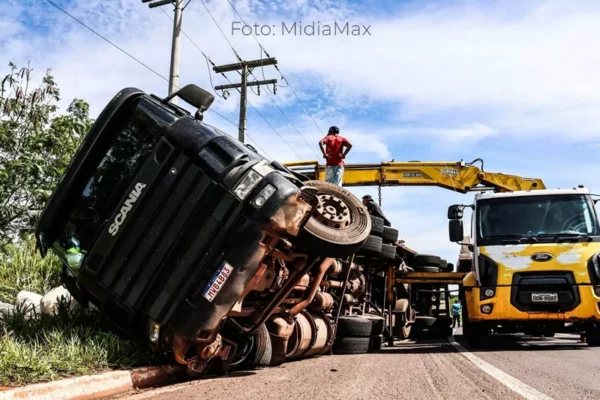 Desnível em rodovia acaba com tombamento de carreta carregada com algodão
