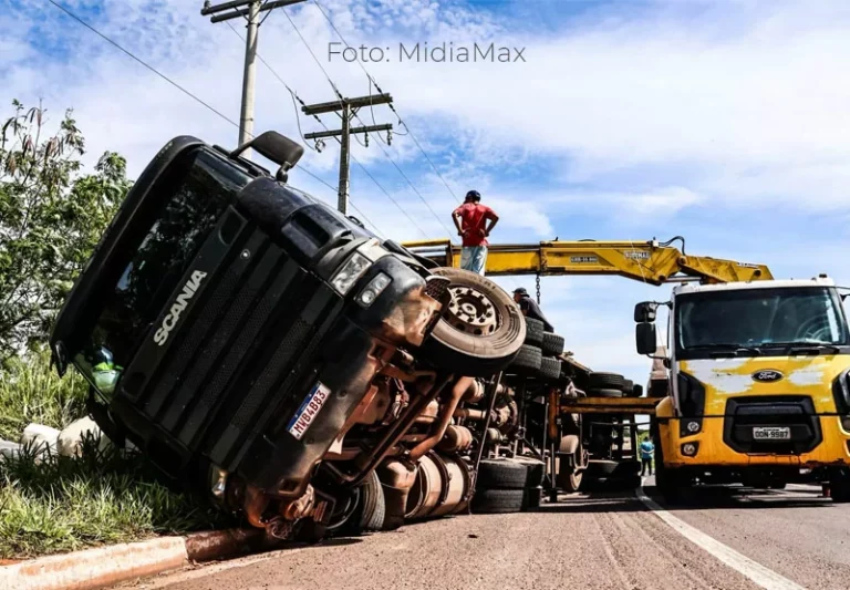 Desnível em rodovia acaba com tombamento de carreta carregada com algodão