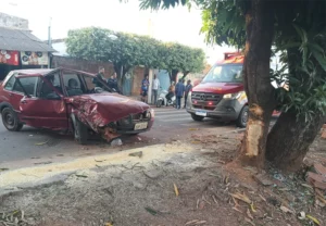 Homem perde a consciência após colidir com árvore em Paranaíba