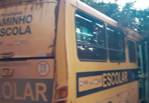 Micro-ônibus com alunos bate em barranco em Aparecida do Taboado