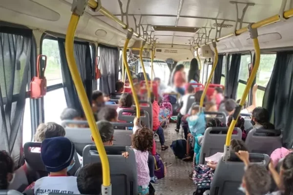 Mulher invade ônibus escolar em Paranaíba