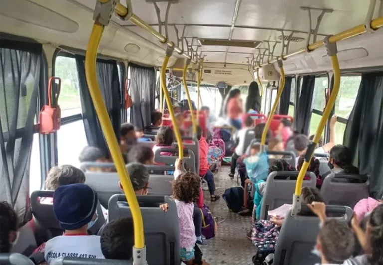 Mulher invade ônibus escolar em Paranaíba