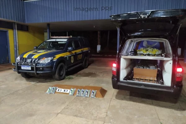 PRF apreende cocaína em caixão funerário