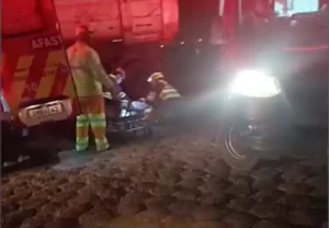 Acidente entre carro e carreta deixa duas pessoas em estado grave