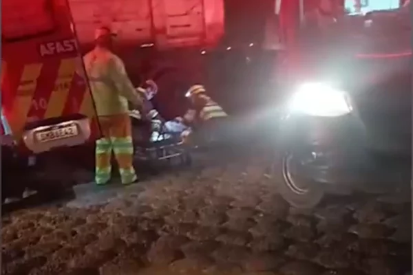 Acidente entre carro e carreta deixa duas pessoas em estado grave