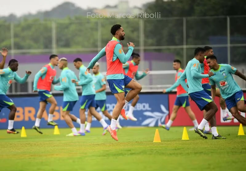Ancelotti comanda treino e esboça primeira escalação da Seleção Brasileira