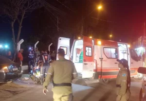 Bicicleta elétrica vai parar embaixo de carro