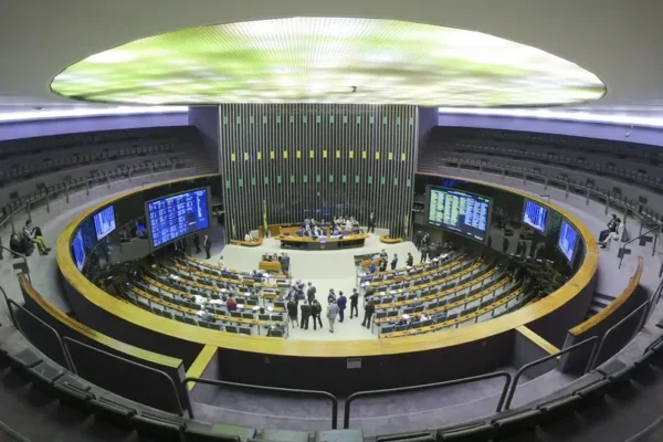 Câmara pauta urgência para derrubar aumento do IOF