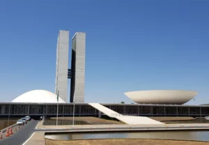 Congresso derruba vetos e retoma trechos que podem elevar conta de luz