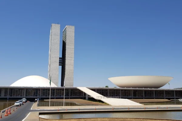 Congresso derruba vetos e retoma trechos que podem elevar conta de luz