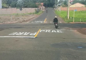 Erro em sinalização de trânsito viraliza em Paranaíba