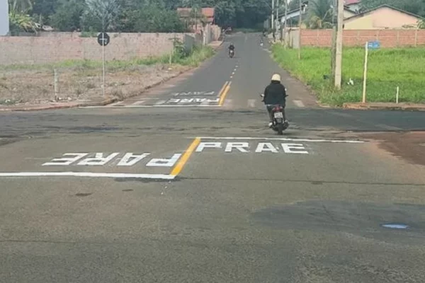 Erro em sinalização de trânsito viraliza em Paranaíba