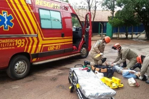Idoso tenta entrar em motel com rapaz e acaba espancado