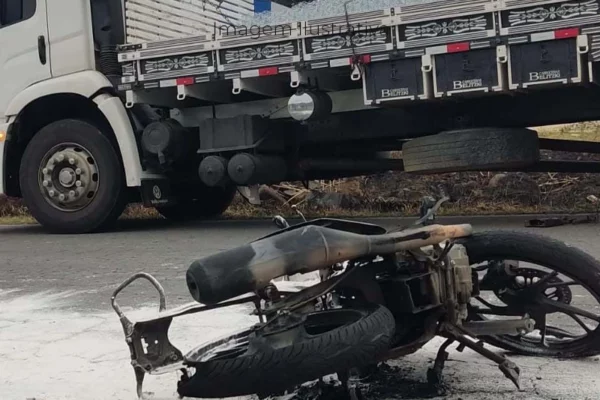 Motociclista fica ferido em colisão com caminhão estacionado