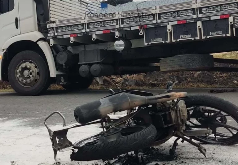 Motociclista fica ferido em colisão com caminhão estacionado