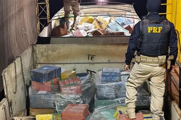 PRF apreende 17 toneladas de maconha em carreta que saiu Mato Grosso do Sul