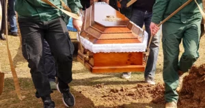 Adolescente perde a vida ao bater moto em árvore em MS