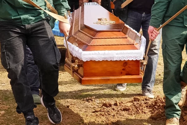 Adolescente perde a vida ao bater moto em árvore em MS