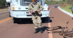 Ciclista morre atropelado por carreta ao tentar atravessar rodovia