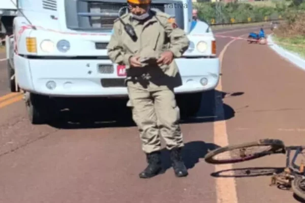Ciclista morre atropelado por carreta ao tentar atravessar rodovia