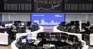 Dólar cai e bolsa sobe com mercado de olho no tarifaço
