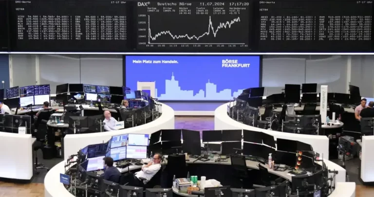 Dólar cai e bolsa sobe com mercado de olho no tarifaço