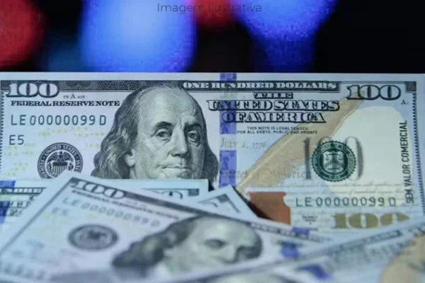 Dólar cai e fecha a R$ 5,42, menor valor em quase um ano; Ibovespa recua